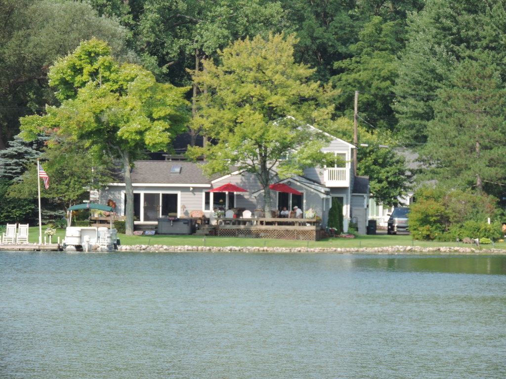 Lakefront houses on Green Lake in West Bloomfield MI